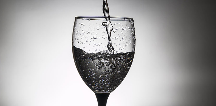 Nu o să-ți vină să crezi ce se întâmplă dacă bei apă dintr-un pahar de vin